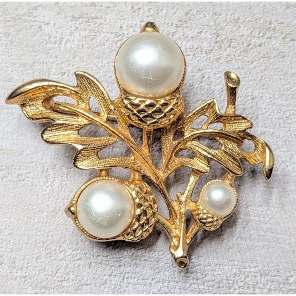 Vintage Brooch Pin Avon Acorn Faux Pearl Gold Tone Oak Leaf Autumn Signed 10 g